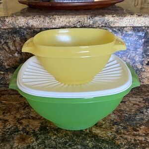 Bundle of 2 vintage Tupperware Servalier bowls